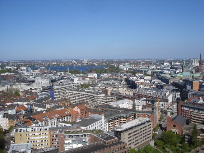 Blick über Hamburg Richtung Rathaus und Außenalster